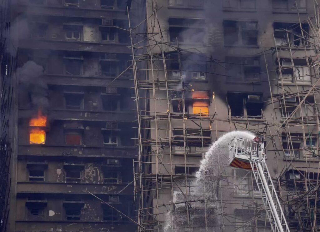 Incendiul din Hong Kong: Stingerea finalizată, 94 de morți și zeci de răniți