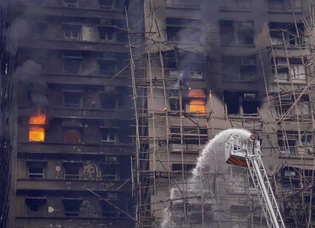 Scenă din incendiul devastator din Hong Kong