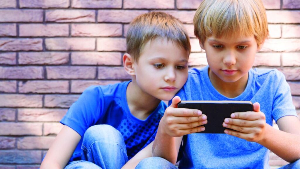 Parlamentul European vrea să interzică accesul la rețelele sociale pentru copiii sub 16 ani
