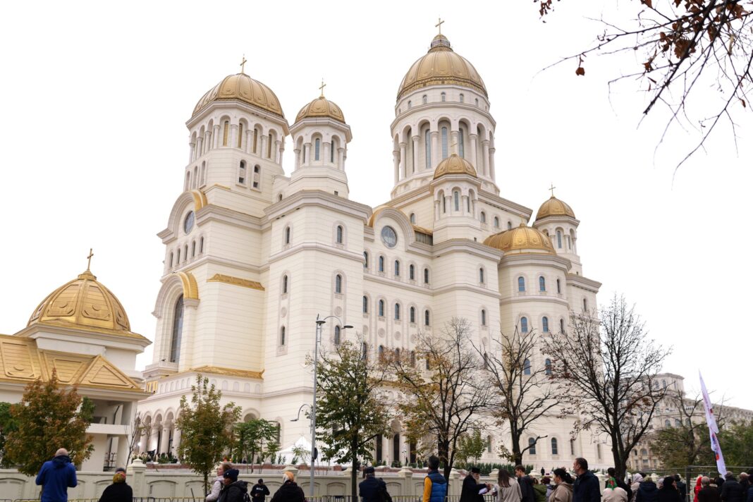 Care este programul de vizitare a Catedralei Naționale