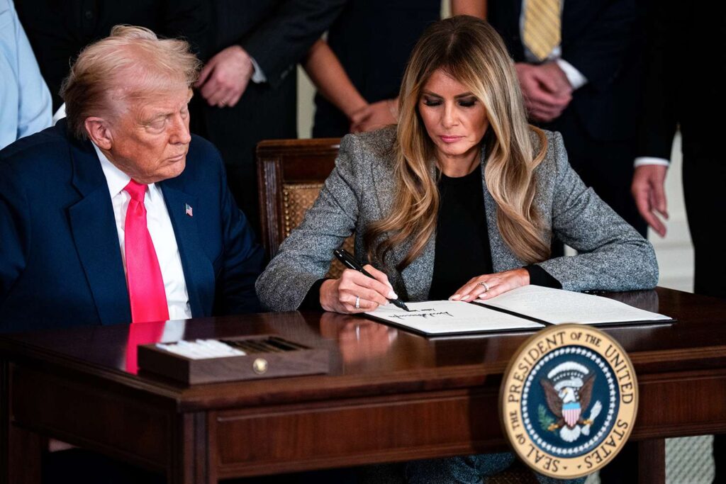 (VIDEO) Melania Trump și Donald Trump semnează un ordin executiv pentru copiii din plasament familial