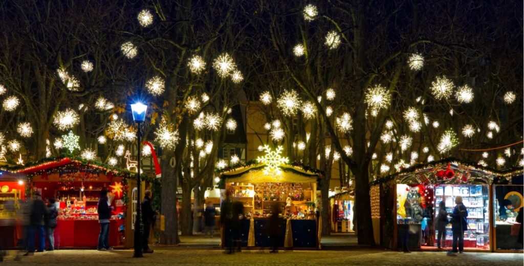 Piața de Crăciun din Basel este alcătuită din tarabe decorate care vând condimente, decorațiuni și lumânări de Crăciun