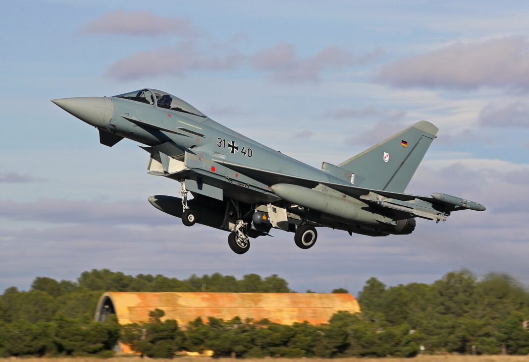 două aeronave germane Eurofighter Typhoon au fost ridicate pentru monitorizare