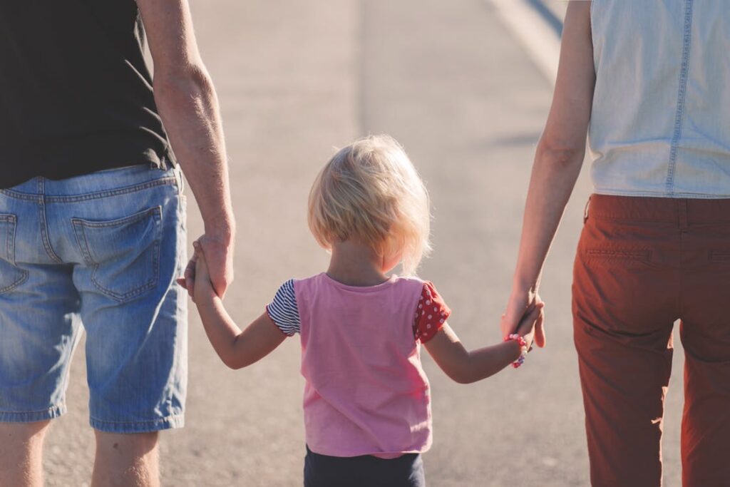 Familiile copiilor cu autism sau sindromul Down ar putea primi consiliere psihologică gratuită