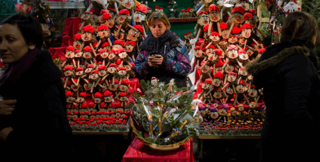 Situată în jurul Catedralei din Barcelona, Fira de Santa Llucia există din 1786