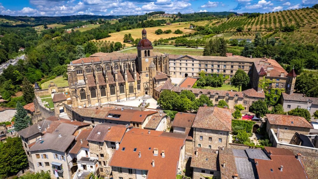 Saint Antoine l'Abbaye a fost votat de francezi drept cel mai bun sat din Franța