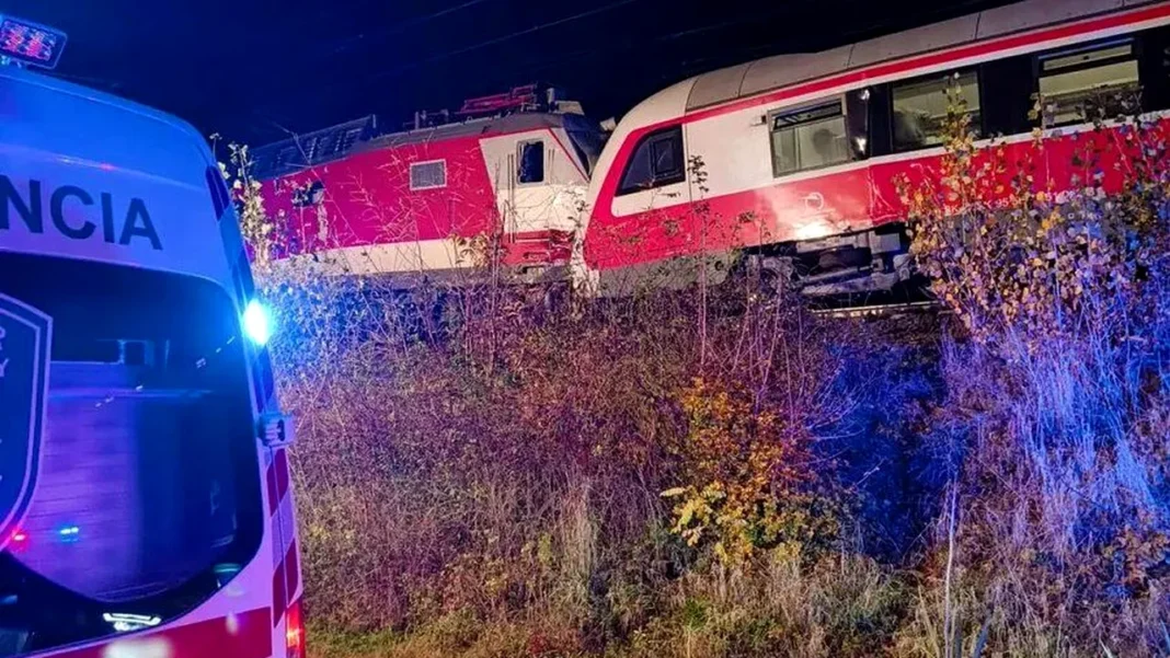 Mai mulți pasageri răniți, după ce două trenuri s-au ciocnit în Slovacia