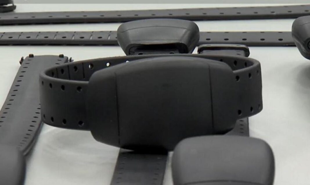 Un bărbat s-a ales cu brățară electronică după ce și-a bătut iubita