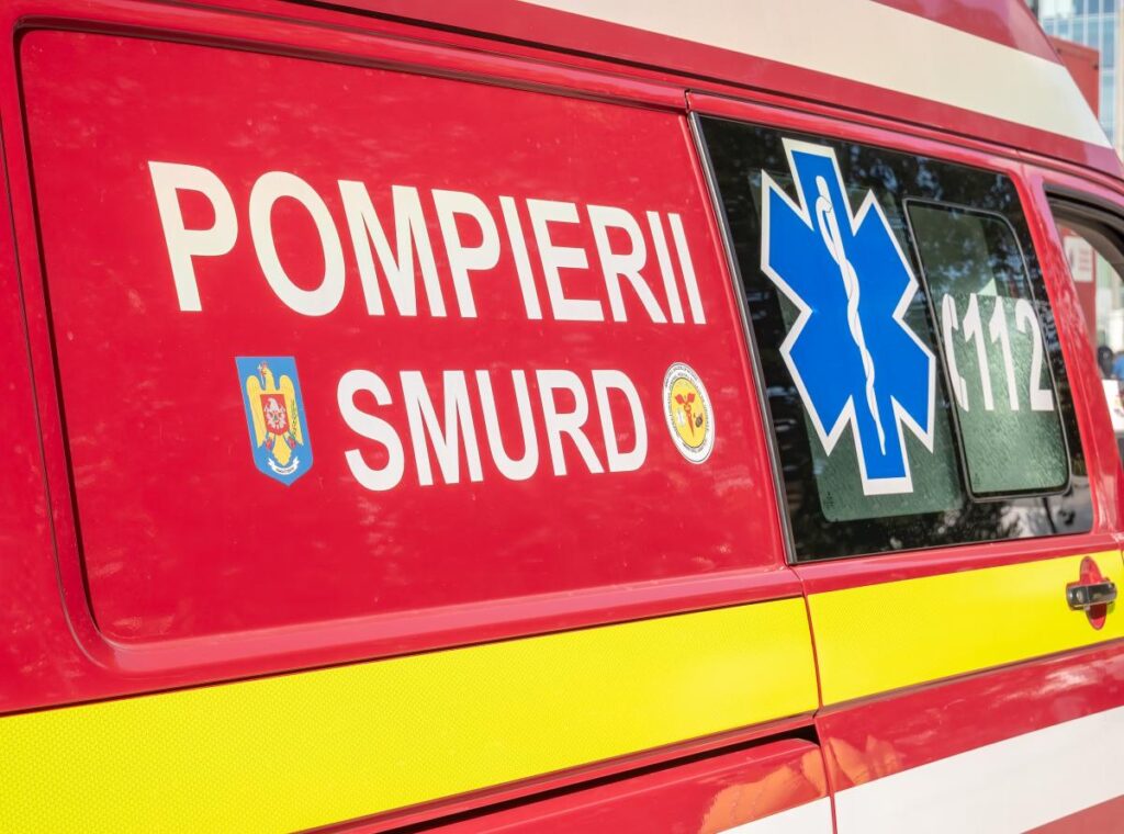 O şoferiţă a intrat cu maşina într-un stâlp de iluminat