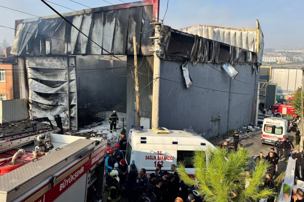 Șase morți și cinci răniți într-un incendiu la un depozit de parfumuri din Turcia