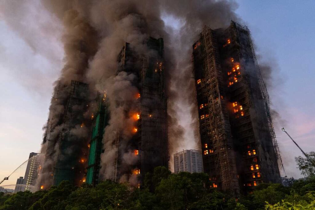 36 de morți, 29 de răniți și 279 de dispăruți – bilanțul provizoriu al incendiului care a cuprins opt blocuri turn din Hong Kong