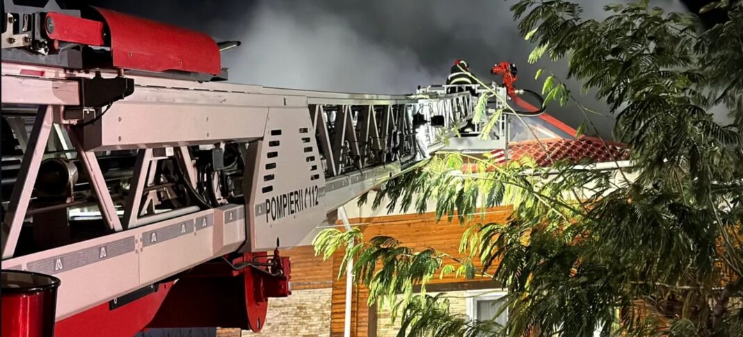 Incendiu puternic la o pensiune din Delta Dunării. Zeci de turiști evacuați la timp (FOTO: Mediafax)