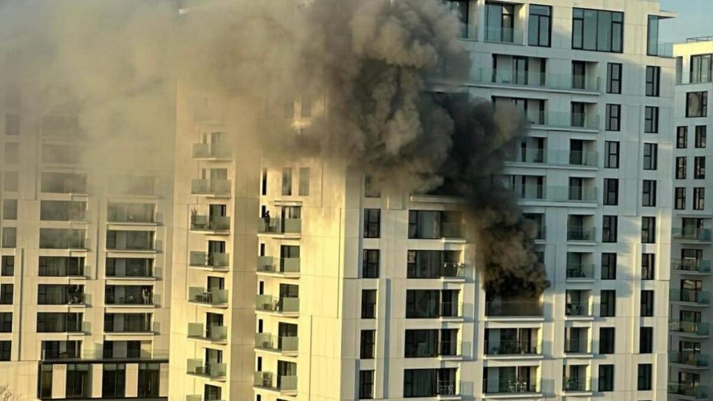 Șase persoane, transportate la spital după un incendiu la un bloc din Capitală