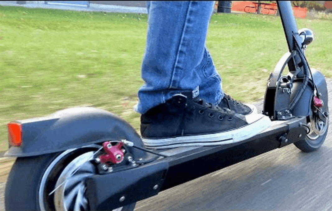 Doi adolescenţi care circulau pe o trotinetă electrică, loviţi de un buldoexcavator