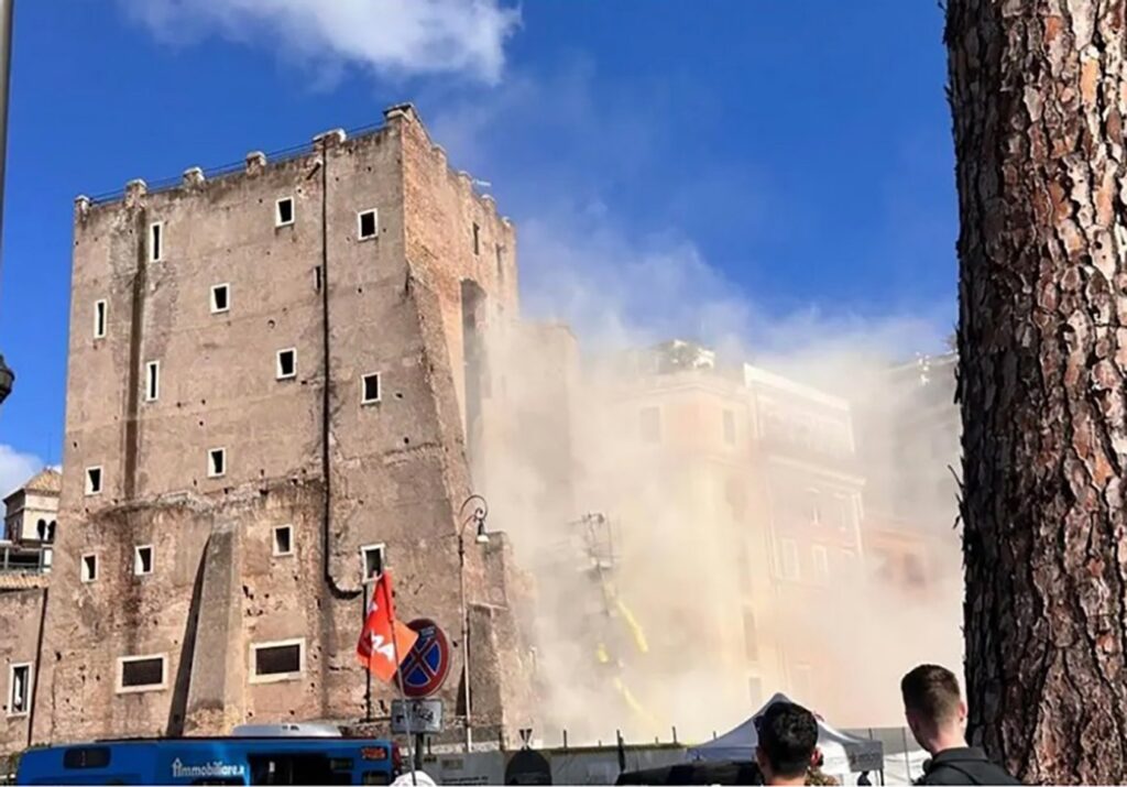 Doi muncitori români răniți la Roma, după ce un turn medieval din apropiere de Colosseum s-a prăbușit