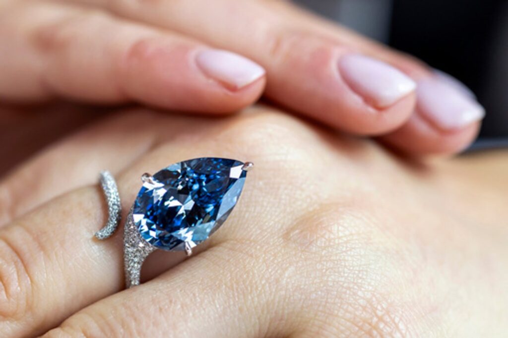 Inelul cu diamant „Mellon Blue”, care a aparținut unei aristocrate, a fost vândut cu 25 de milioane de dolari