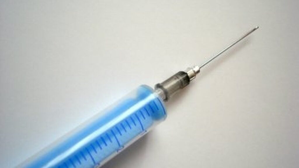 Pacient amendat după ce a lovit două asistente și un brancardier din cauza unei injecții