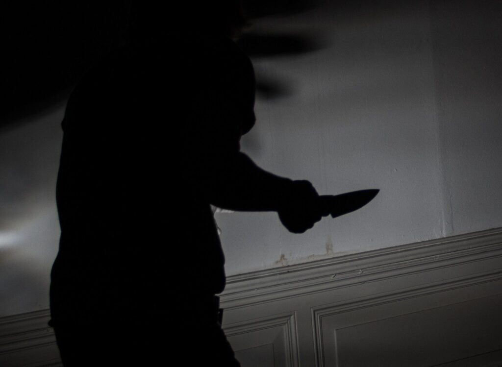 Un tânăr de 20 de ani a atacat un bărbat, pe  stradă, înjunghiindu-l de 33 de ori