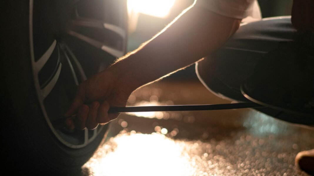 Un şofer coborât din autoturismul care avea o problemă tehnică, accidentat mortal pe DEX 12