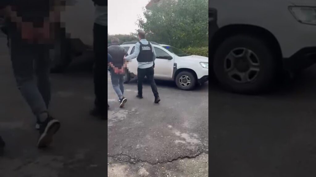 Minoră tâlhărită în plină zi pe o stradă din Craiova. Vinovatul, reținut de poliţişti