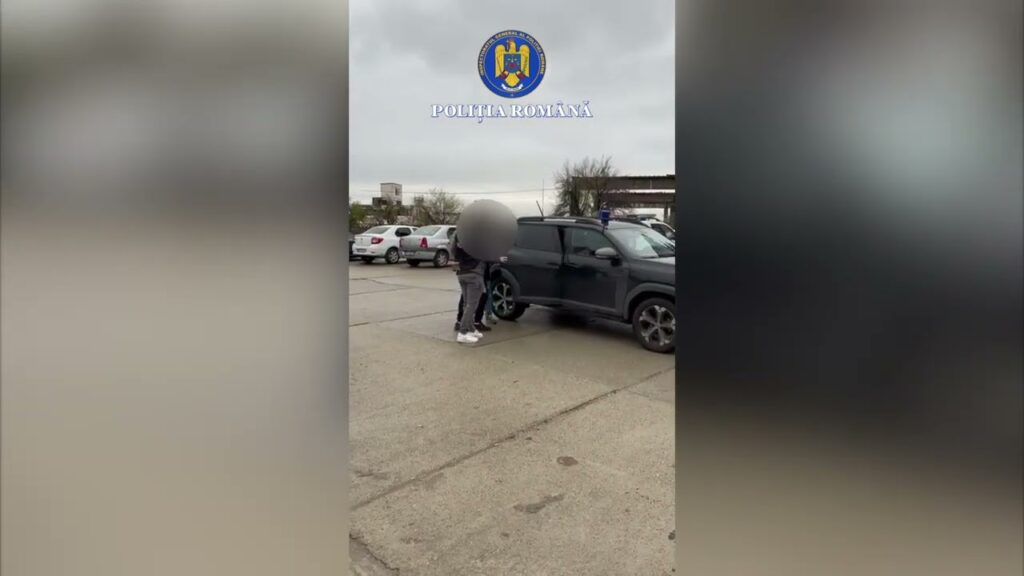 (VIDEO) Bărbat reținut pentru distrugerea unei autospeciale de poliție la Drobeta-Turnu Severin