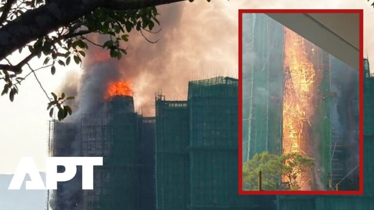 (VIDEO) Incendiu violent într-un complex rezidenţial de zgârie-nori din Hong Kong