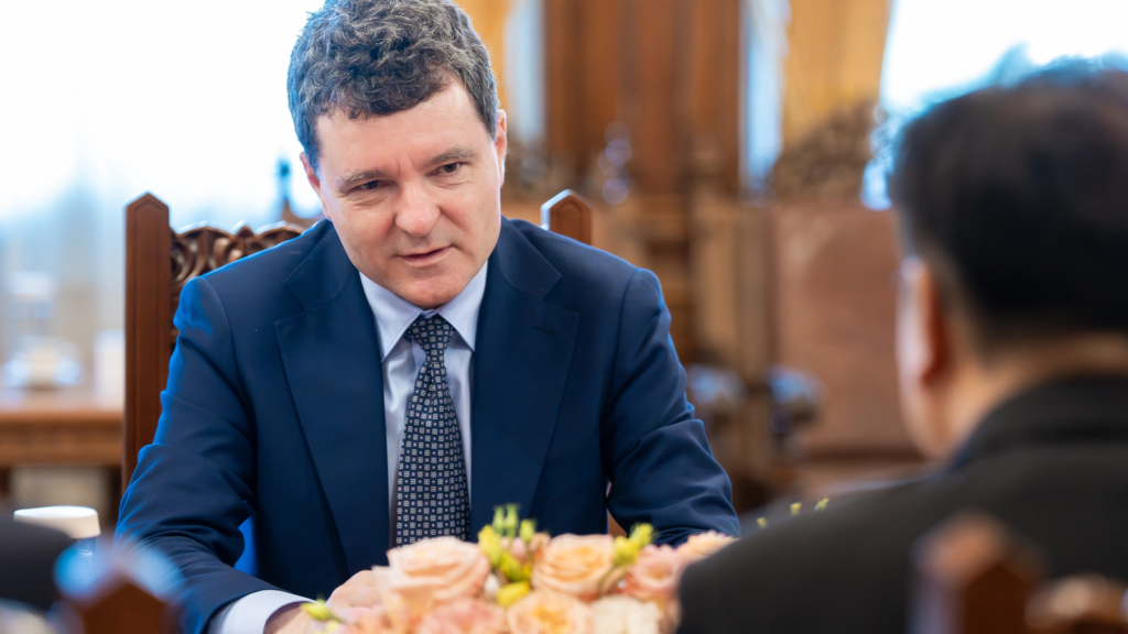Cel mai scump cadou primit de Nicușor Dan de când a ajuns președinte: o fotografie cu autograf de la Regele Charles