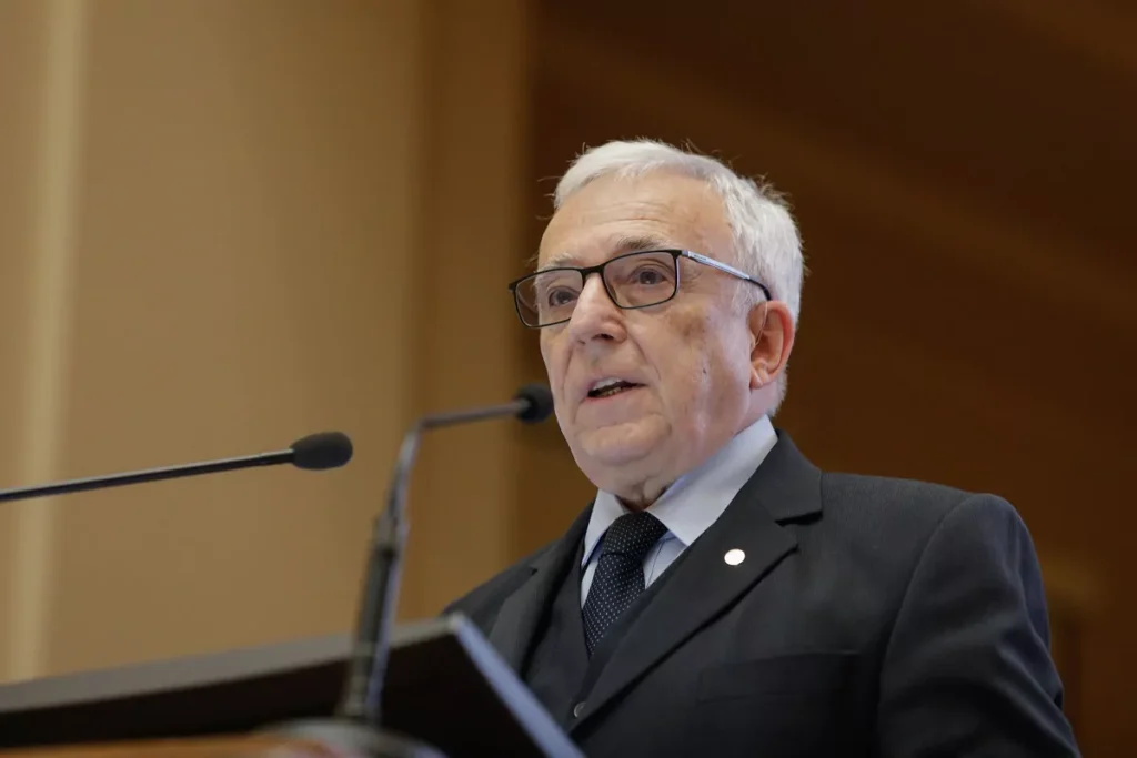 Mugur Isărescu: Majorarea salariului minim trebuie analizată cu prudență