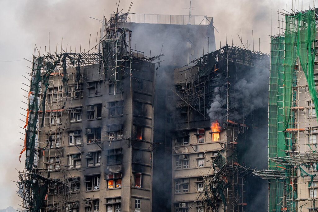 (VIDEO) Incendiul devastator din Hong Kong lasă în urmă peste 120 de morți și mii de oameni fără locuințe