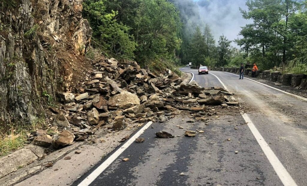 Circulație întreruptă pe Transfăgărășan din cauza prăbușirilor de stânci