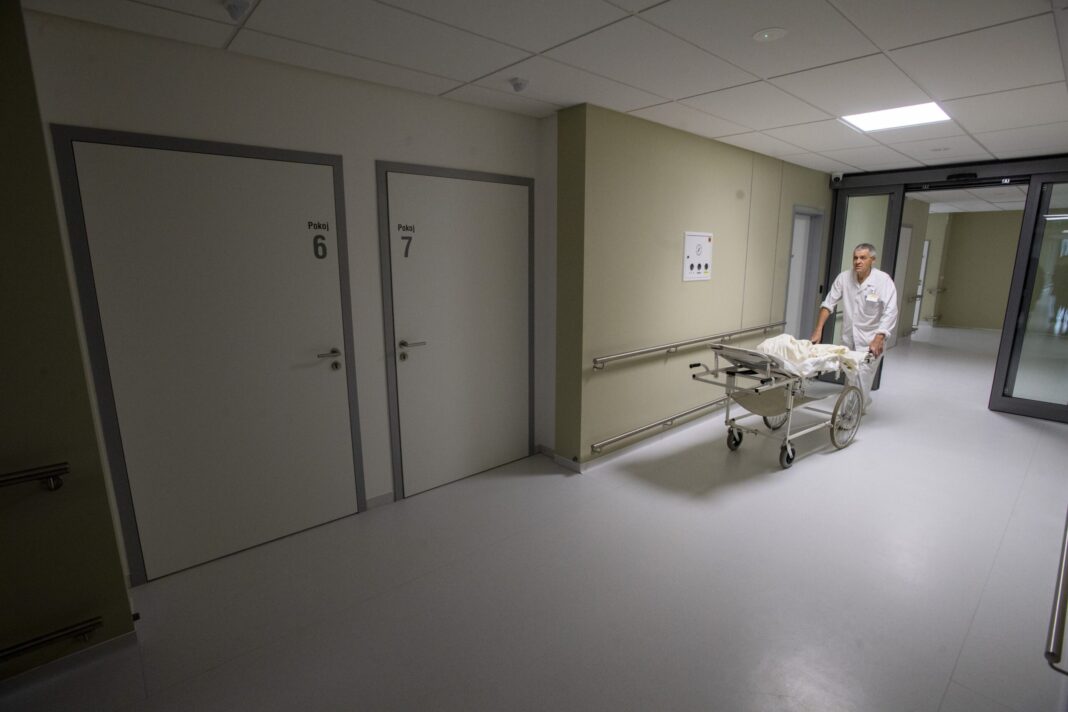 Ministrul Sănătății vrea o reclasificare a spitalelor din România în funcție de servicii. Medicii ar urma să asigure trei tipuri de gărzi, plătite diferențiat