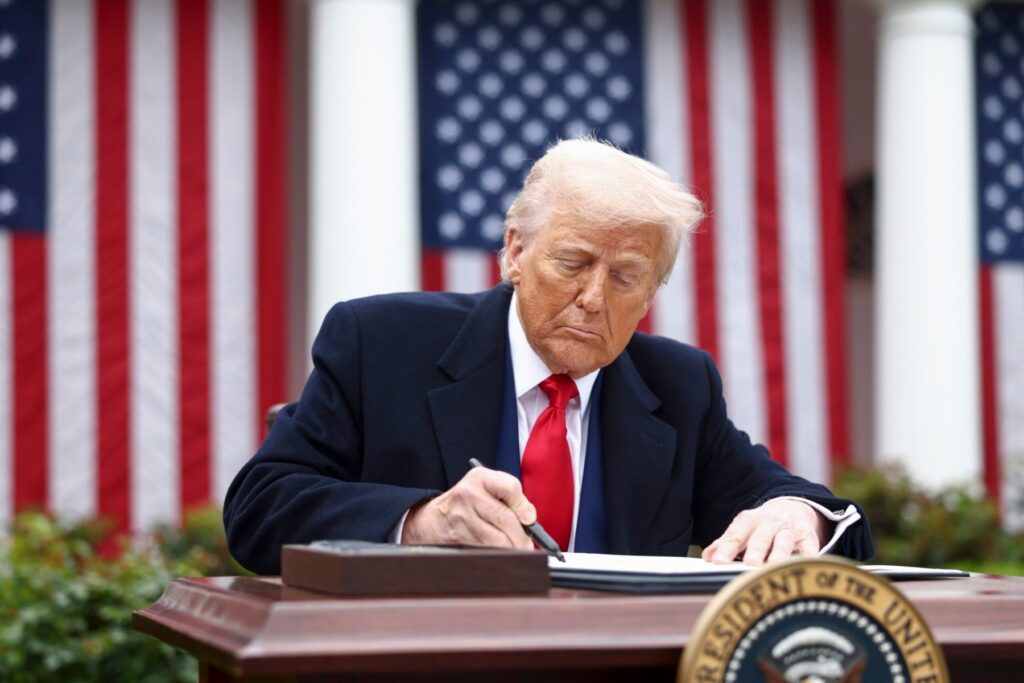 Donald Trump a majorat la 15% noua taxă vamală mondială, după ce Curtea Supremă a decis că unele din taxele impuse de el sunt ilegale