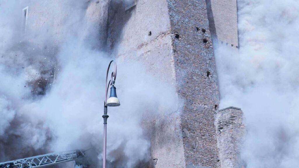 (VIDEO) Prăbușire parțială a unui turn medieval lângă Colosseum, în timpul lucrărilor de renovare