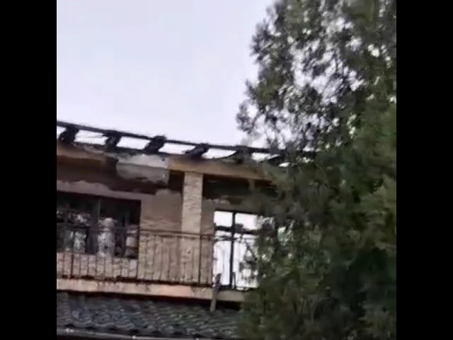 (VIDEO) Olt: Incendiu puternic la o clădire cu funcțiuni mixte din comuna Văleni