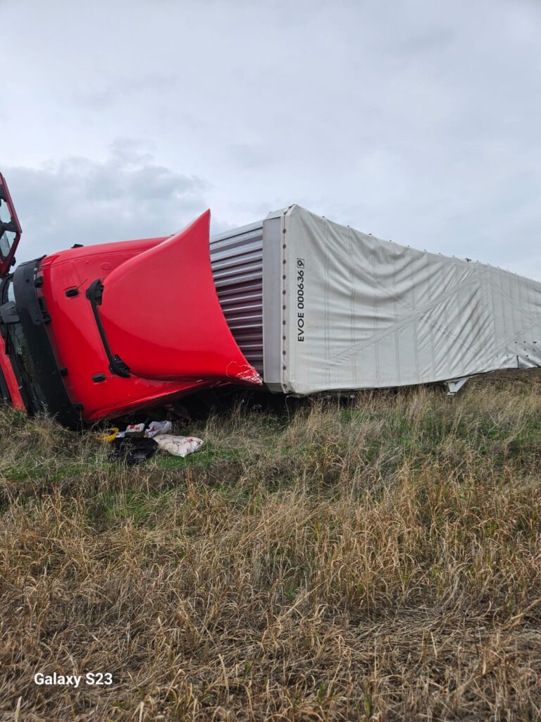 Mehedinți: Trafic blocat total pe DN 56A, din cauza unui TIR răsturnat pe carosabil, la Izimșa