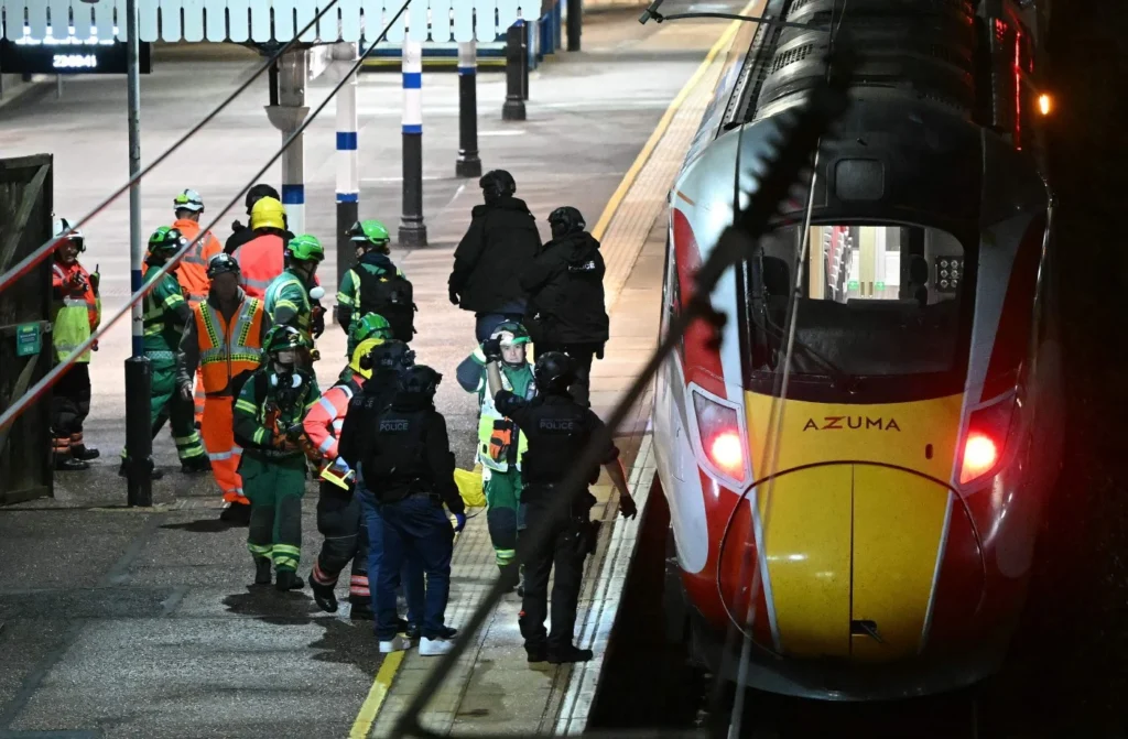 Zece călători, înjunghiați într-un tren din Marea Britanie