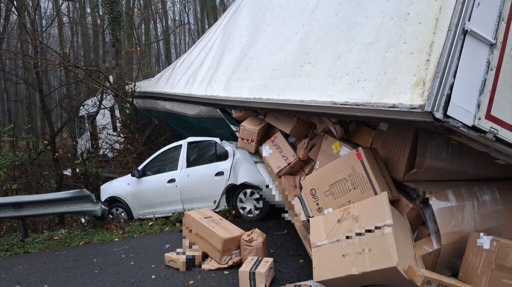 Un TIR a acroșat un autoturism pe A1 și s-a răsturnat peste alt vehicul