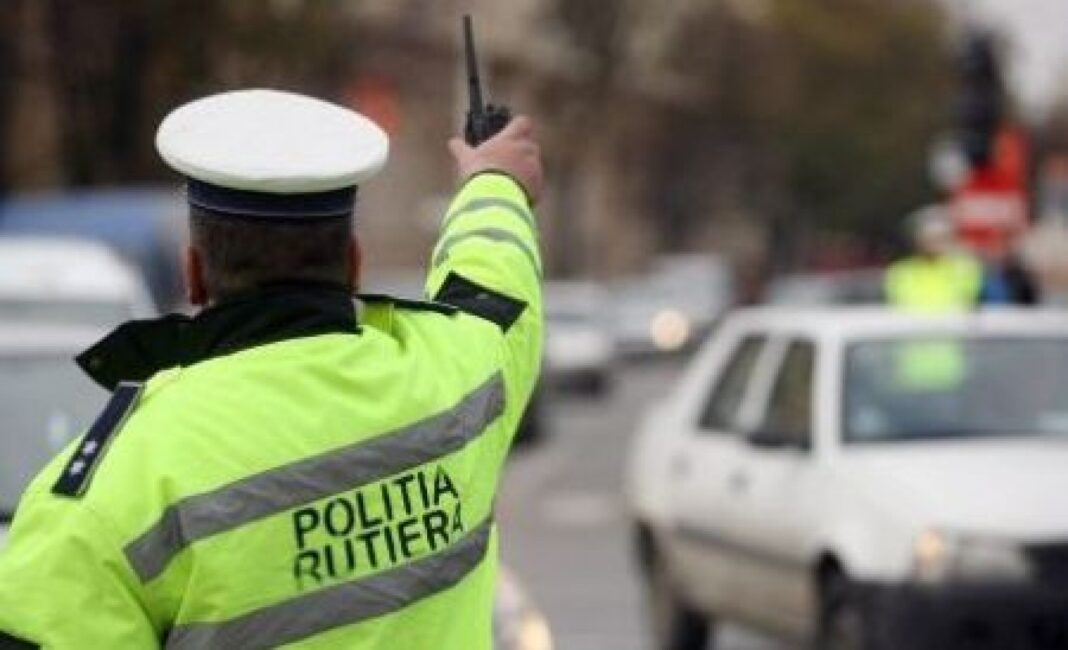 Șoferul a fugit de polițiști, a provocat un accident și a acroșat o autospecială de poliție