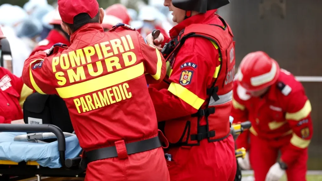 Patru persoane, rănite într-un accident în care au fost implicate trei maşini