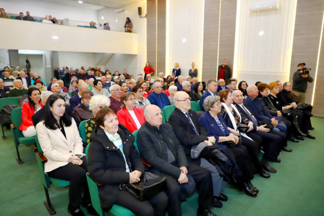 O festivitate încărcată de emoție încheie anul: diplome, flori, premii și colinde pentru seniorii comunității