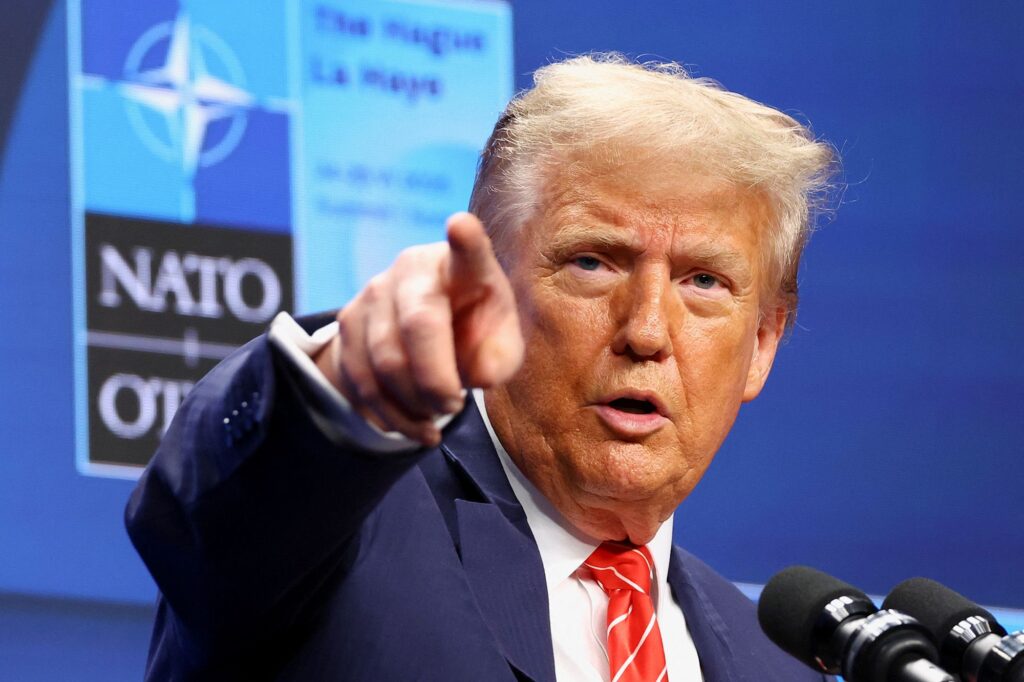 Președintele SUA, Donald Trump, în timpul unei conferințe de presă la summitul NATO de la Haga, Olanda, pe 25 iunie. Dintre cei 32 de membri NATO, 31 urmează să atingă obiectivul de a cheltui 2% din PIB pentru apărare în acest an - față de doar șase în 2021