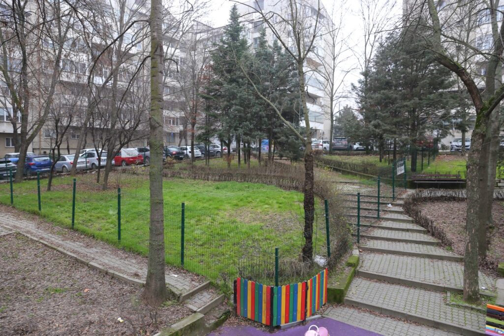 Primăria Craiova vrea să cumpere părculețul din zona cinematografului Patria. Proprietarii din blocurile învecinate cer primăriei să nu rateze achiziția