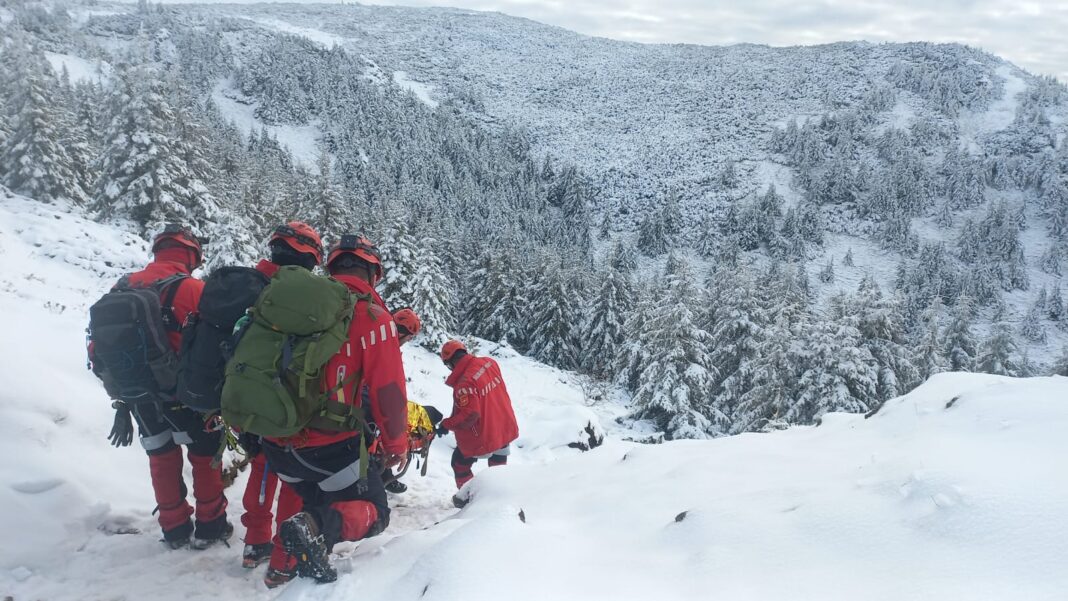Salvamontiștii au acționat ore în șir în condiții extreme, cu zăpadă instabilă, gheață și vreme severă