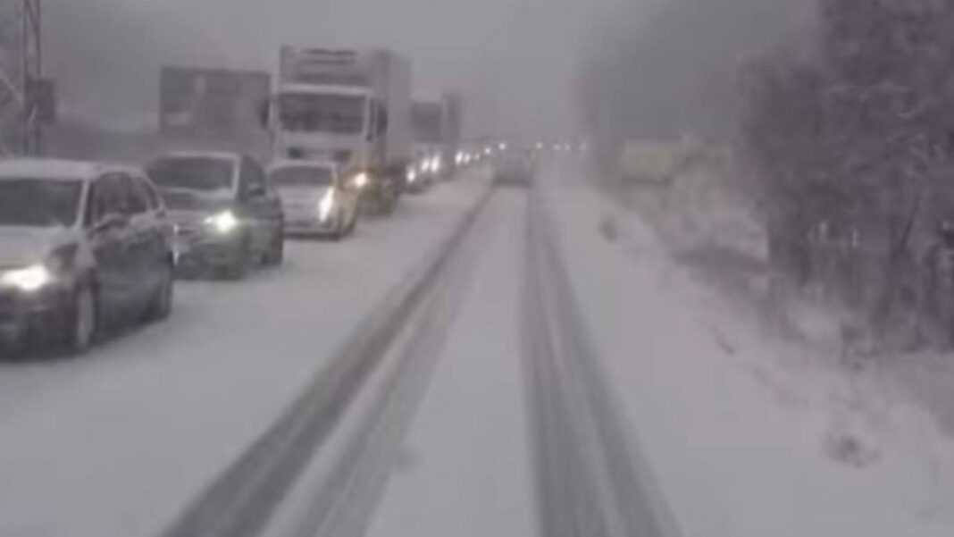 Traficul pe Valea Oltului, paralizat din cauza ninsorilor abundente