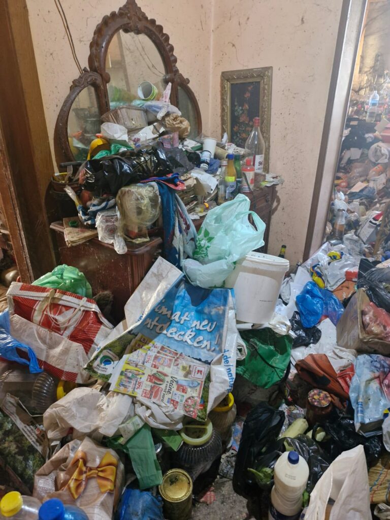 Terorizați de vecina avocată care și-a transformat apartamentul în groapă de gunoi