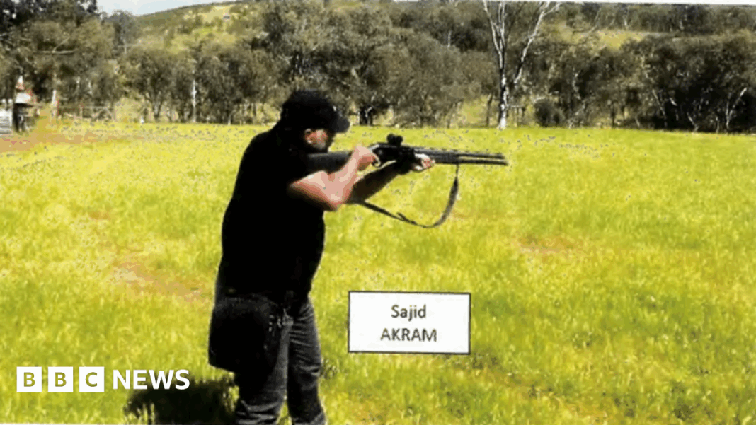 O captură de ecran dintr-un videoclip găsit pe telefonul lui Naveed Akram îl arată pe tatăl său efectuând un antrenament de utilizare a armelor de foc, susține poliția