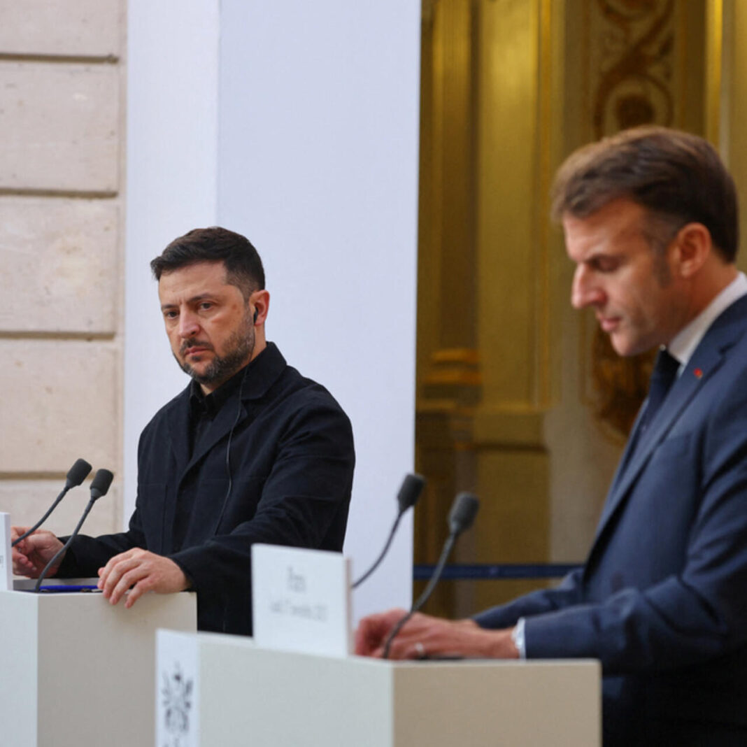 Președintele Ucrainei, Volodimir Zelenski (stânga), și președintele Franței, Emmanuel Macron, participă la o conferință de presă comună la Palatul Élysée din Paris