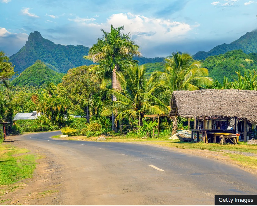 Traseul Cross-Island din Rarotonga este o potecă accidentată care include vârful Te Rua Manga, sau „Acul”