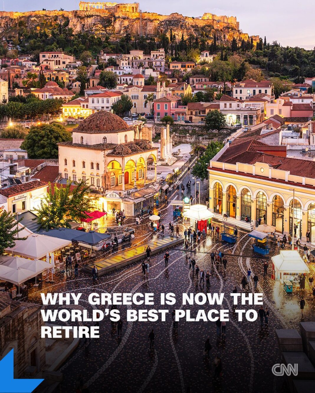 O vedere panoramică a orașului Atena, cu Piața Monastiraki în prim-plan și Partenonul de pe Acropole la orizont