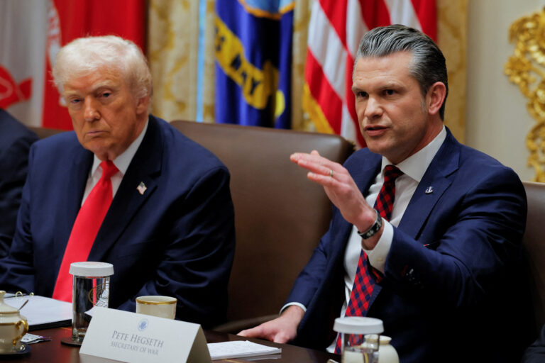 Secretarul american al Apărării, Pete Hegseth, vorbește în timpul unei întâlniri de cabinet cu președintele american Donald Trump, la Casa Albă din Washington, D.C., SUA, 2 decembrie 2025